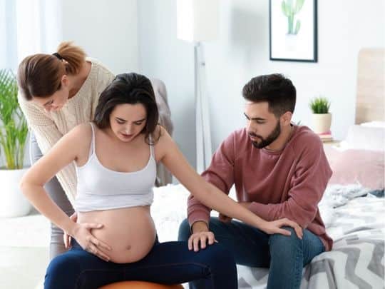 gravida que tem medo do parto sendo amparada por uma doula